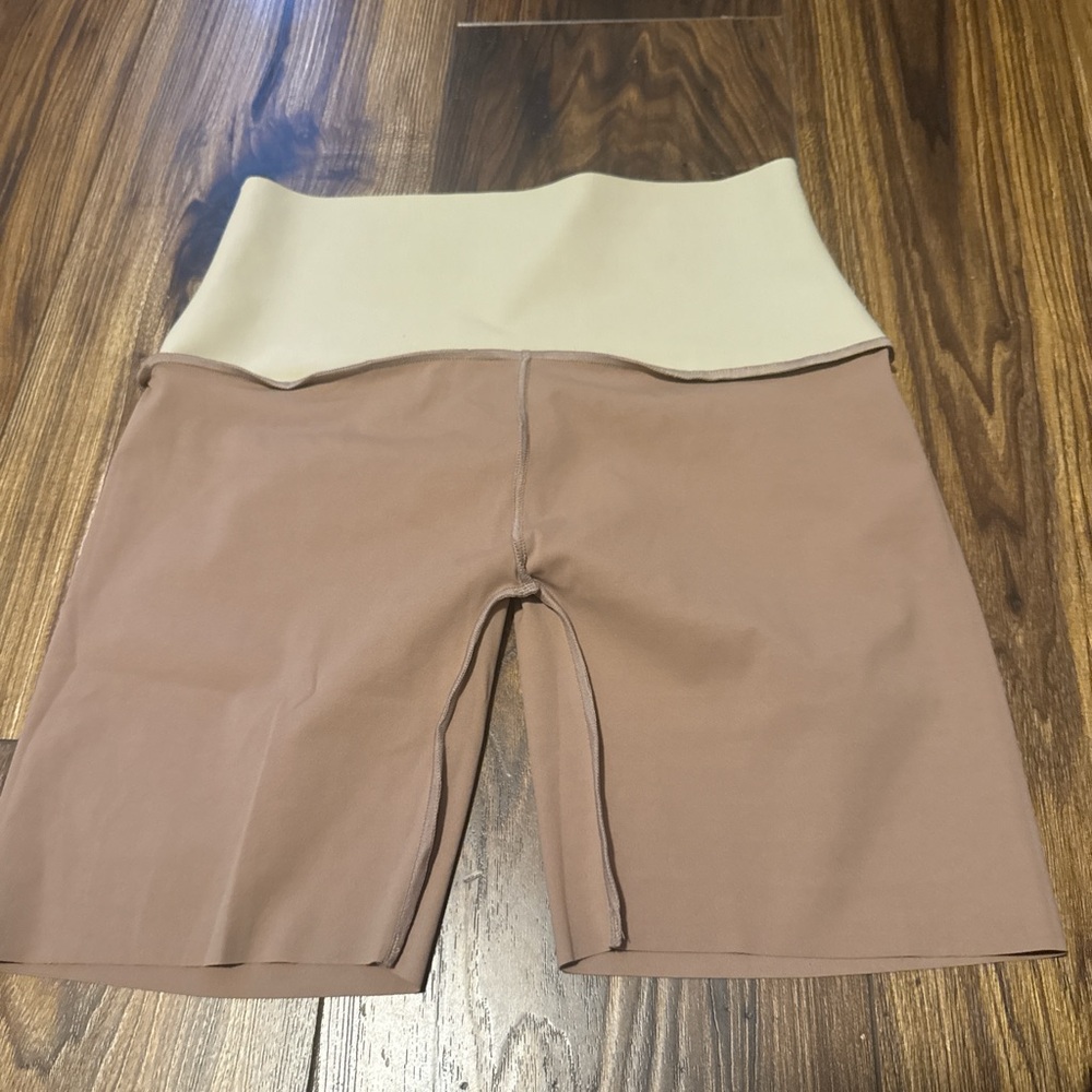 Stay-In-Place Seamless Shapewear Shorts - Picture 3 of 5